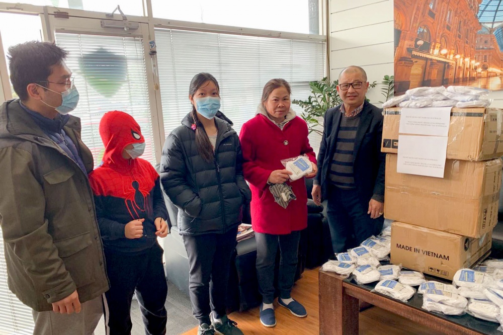 trao tang khau trang cho cong dong nguoi viet tai australia phong dich covid 19 1