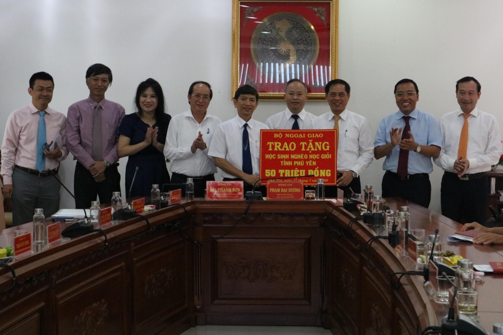 thu truong thuong truc bo ngoai giao bui thanh son tham va lam viec tai tinh phu yen 2