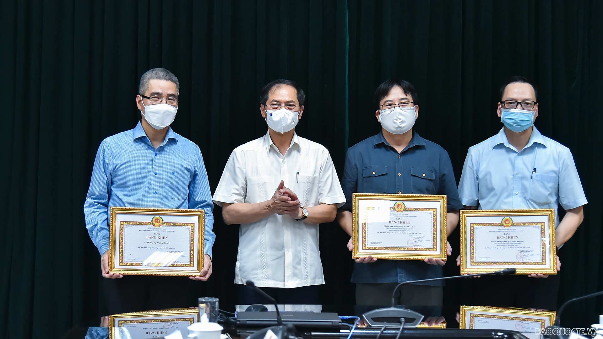 Nhân dịp này, đồng chí Bùi Thanh Sơn, Ủy viên BCH Trung ương Đảng, Bí thư Ban cán sự Đảng bộ, Bí thư Đảng ủy Bộ Ngoại giao, Bộ trưởng Ngoại giao đã trao Bằng khen của Đảng ủy Khối các cơ quan Trung ương cho Đảng bộ Bộ Ngoại giao đạt “Trong sạch vững mạnh tiêu biểu năm 2020” và và 3 tổ chức đảng thuộc Đảng bộ đạt “Trong sạch vững mạnh tiêu biểu 5 năm liền”.