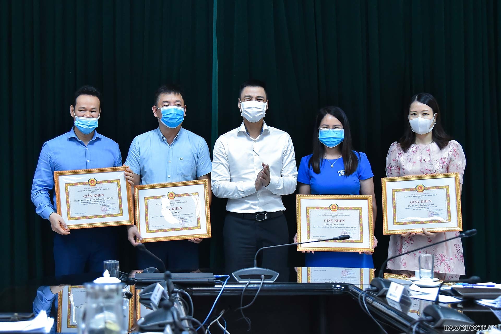 Đồng chí Đặng Hoàng Giang, Chủ nhiệm Ủy ban Kiểm tra, Ủy viên Ban thường vụ Đảng bộ, Thứ trưởng Ngoại giao trao tặng Giấy khen của Đảng ủy Bộ Ngoại giao cho các tổ chức đảng trực thuộc “Có thành tích xuất sắc trong công tác năm 2020”.