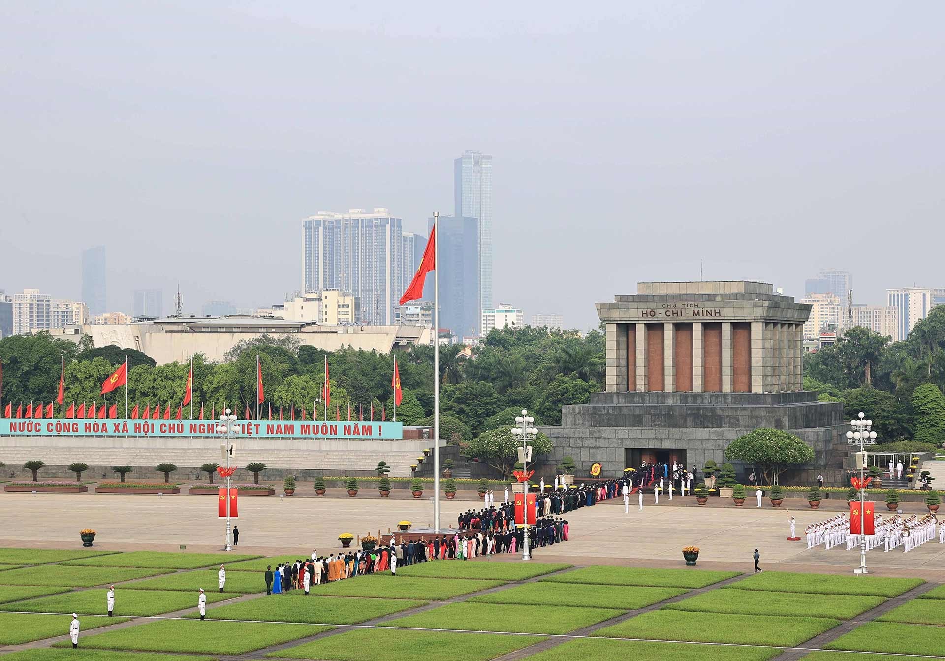 Đại biểu Quốc hội khóa XV vào Lăng viếng Chủ tịch Hồ Chí Minh