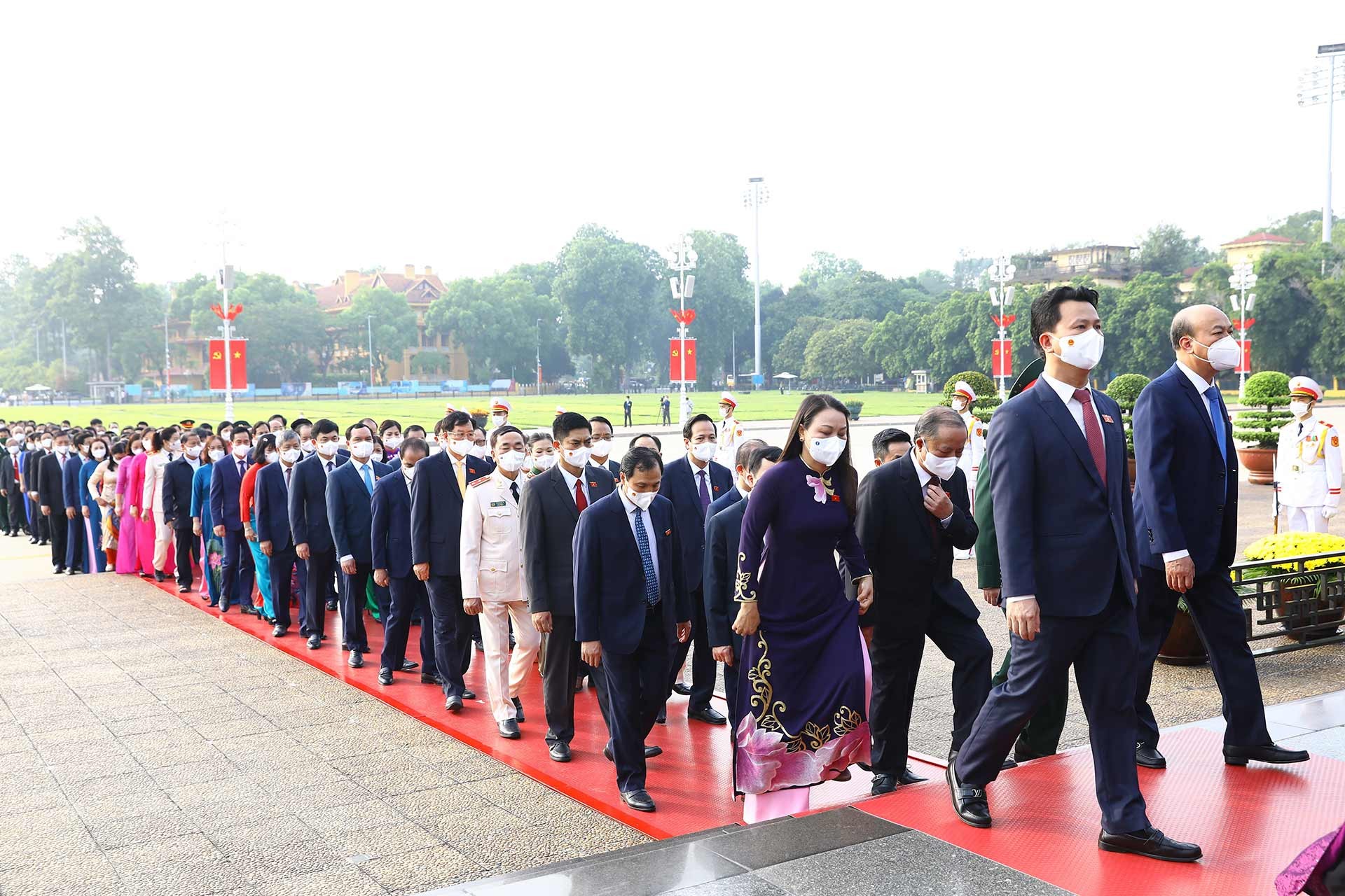 Đại biểu Quốc hội khóa XV vào Lăng viếng Chủ tịch Hồ Chí Minh