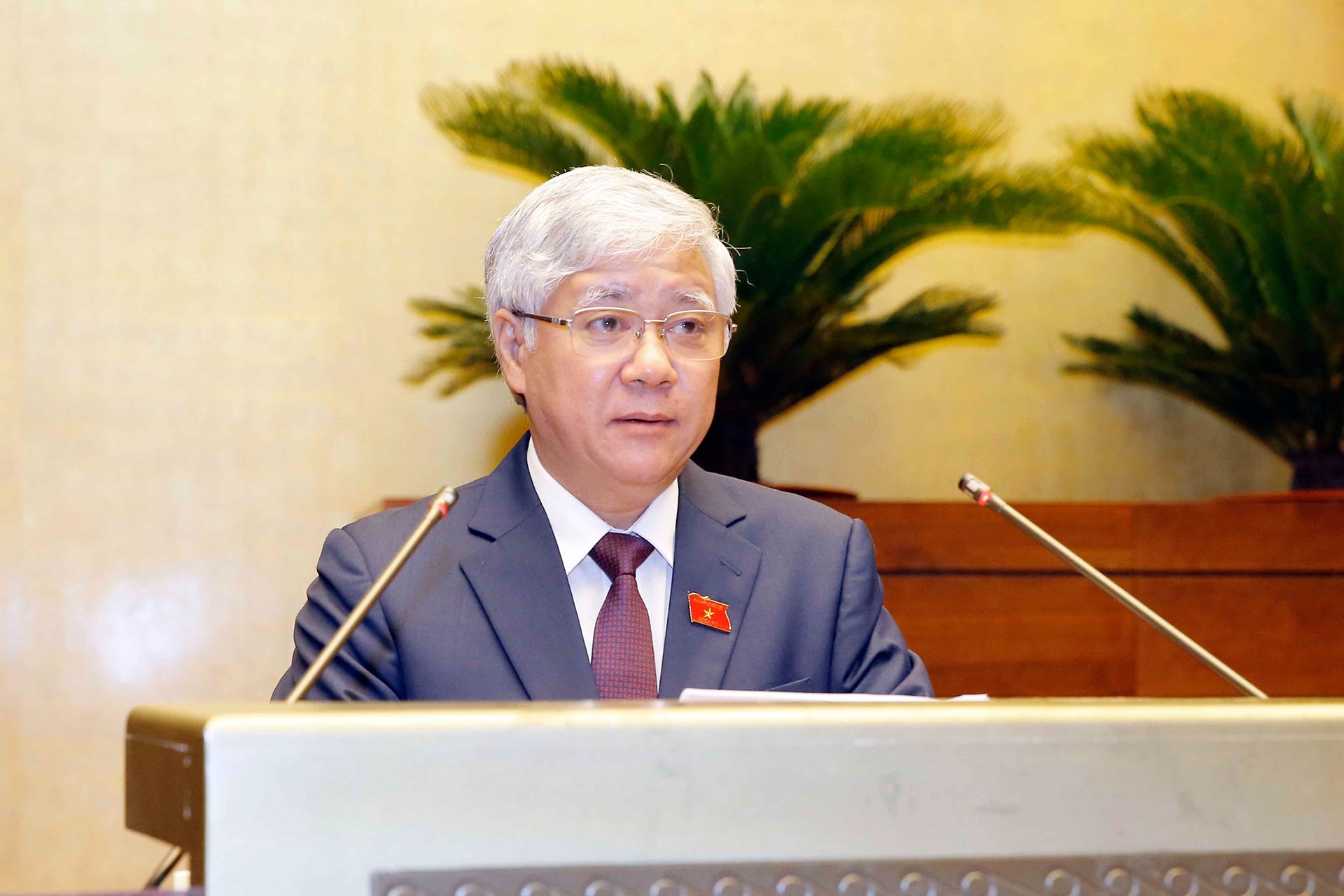 Chủ tịch Uỷ ban Trung ương Mặt trận Tổ quốc Việt Nam Đỗ Văn Chiến trình bày Báo cáo tổng hợp ý kiến, kiến nghị của cử tri và Nhân dân gửi đến kỳ họp thứ nhất, Quốc hội khóa XV . Ảnh: Doãn Tấn - TTXVN