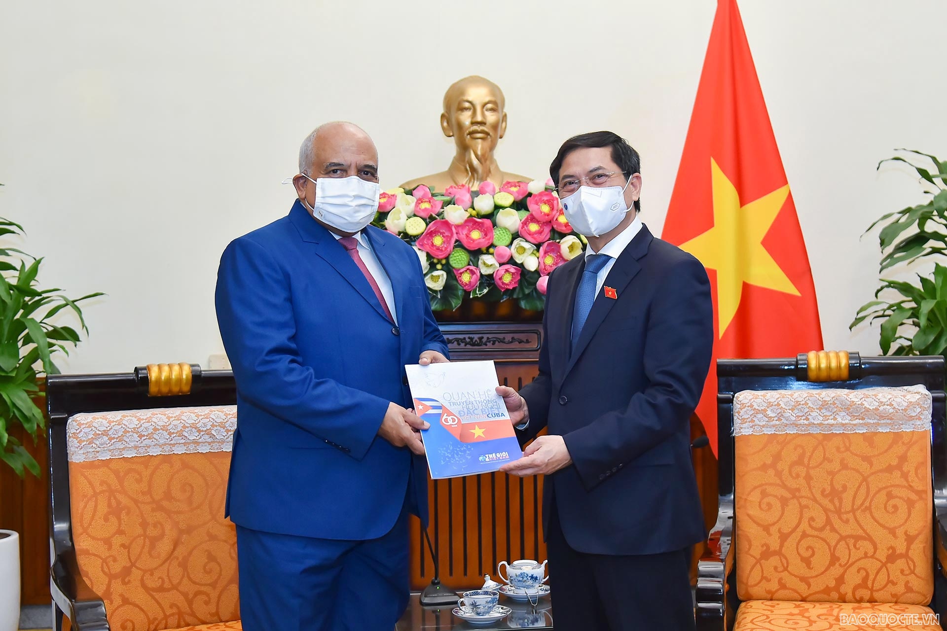Bộ trưởng Ngoại giao Bùi Thanh Sơn tiếp Đại sứ Cuba chào xã giao
