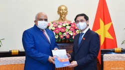 Bộ trưởng Ngoại giao Bùi Thanh Sơn tiếp Đại sứ Cuba chào xã giao