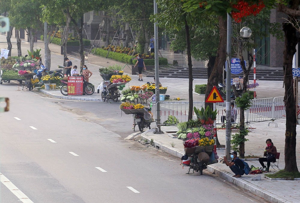 Hà Nội đã có văn bản về việc cấm bán hàng rong, chợ cóc từ ngày 11/5 trước tình hình dịch COVID-19 diễn biến phức tạp nhưng trong những ngày qua loại hình kinh doanh này vẫn mọc lên như nấm.