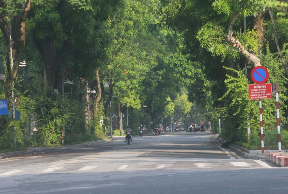 Phố Lê Hồng Phong cũng ghi nhận lượng người và phương tiện di chuyển vắng vẻ.