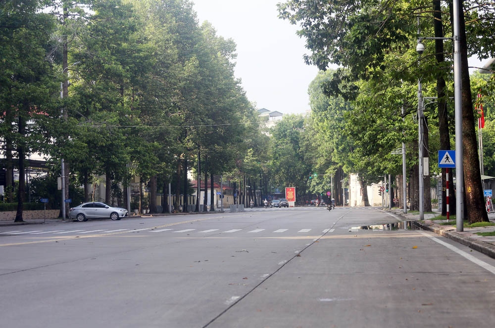 Chỉ thị yêu cầu mọi người dân ở tại nhà, chỉ ra ngoài trong trường hợp thật sự cần thiết như: mua lương thực, thực phẩm, thuốc men, cấp cứu, khám chữa bệnh, tiêm chủng và các trường hợp khẩn cấp khác.