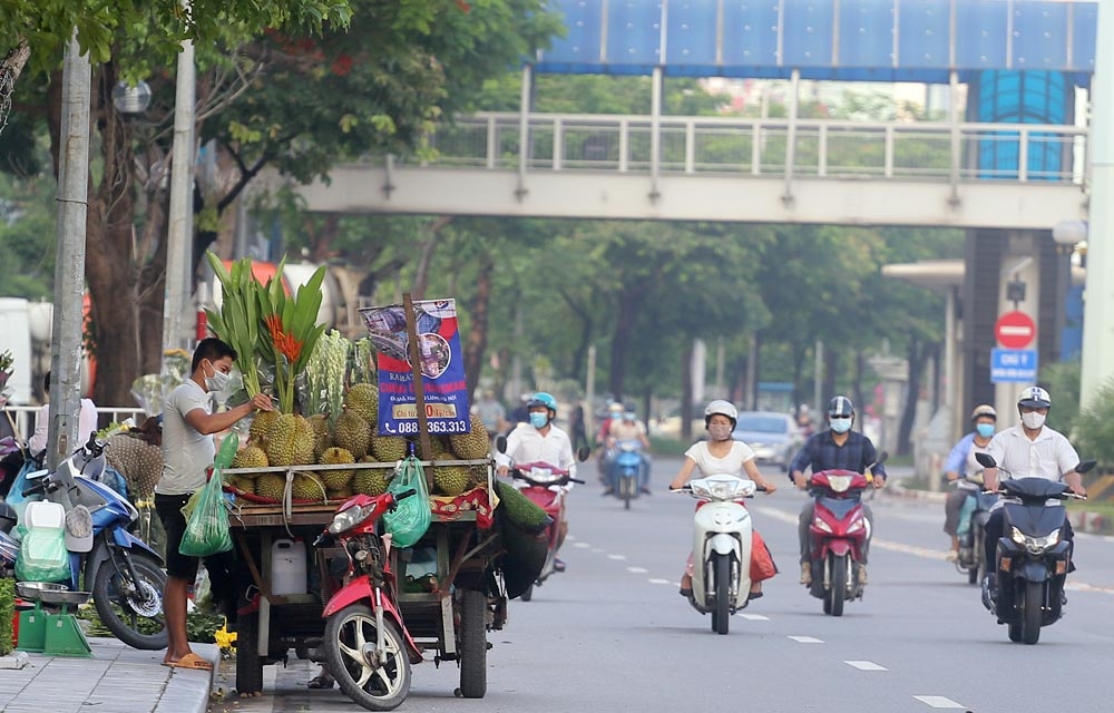 Sau khi Hà Nội áp dụng Chỉ thị 16 nhưng các tiểu thương vẫn không chấp hành đúng quy định.