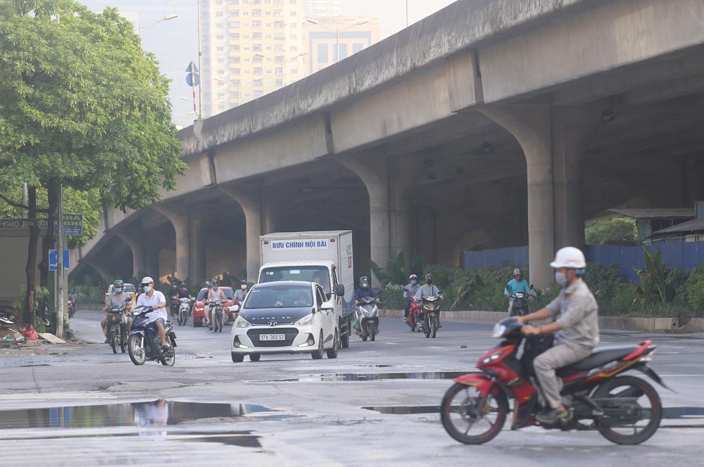 Sau khi Chỉ thị 16 có hiệu lực lúc 6h sáng nay, nhiều tuyến phố của Thủ đô vẫn đông đúc người và phương tiện giao thông di chuyển.