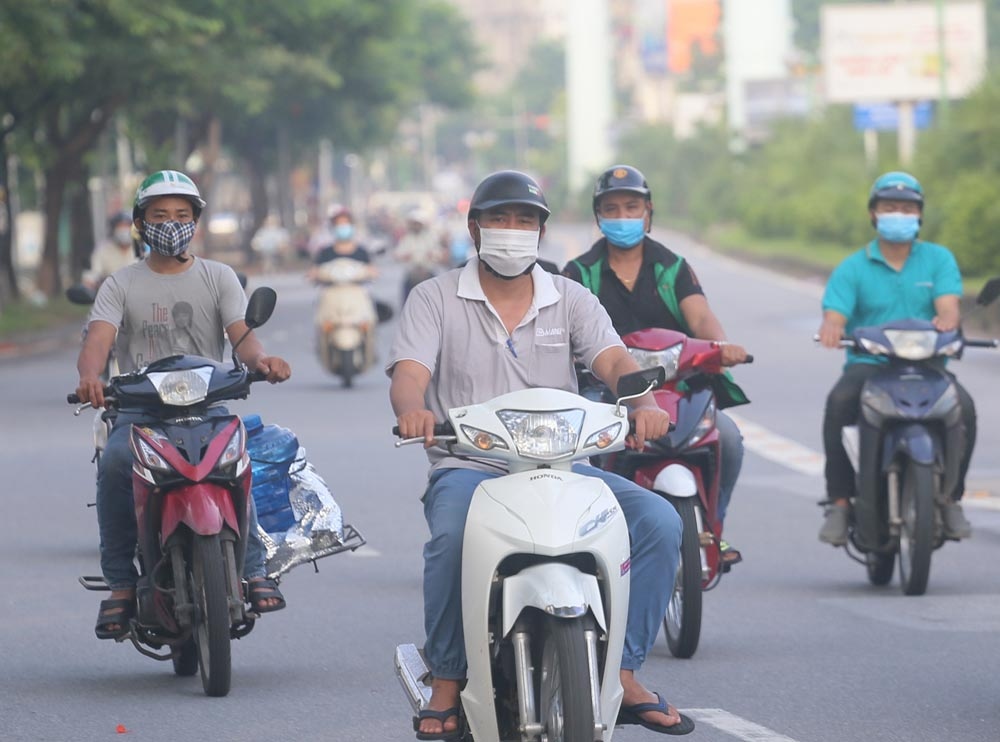 Nhiều người cho biết, trong sáng nay vẫn phải di chuyển đến công sở làm việc hoặc đi mua thực phẩm.