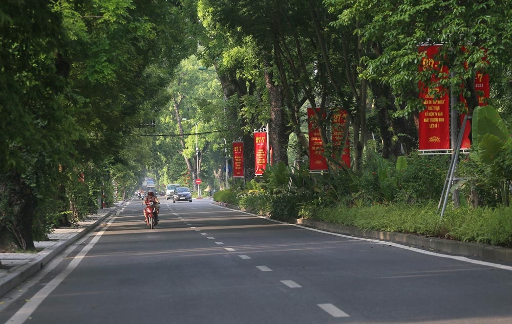 Tại các tuyến đường trung tâm Thủ đô, lượng người và phương tiện di chuyển ra đường vắng hơn.