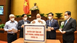 Các đại biểu Quốc hội quyên góp ủng hộ Quỹ phòng, chống dịch Covid-19