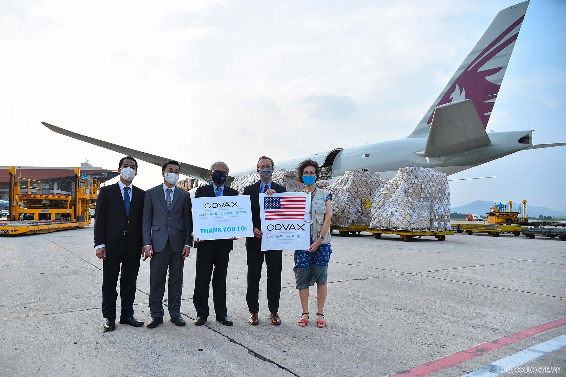 Hơn 1,5 triệu liều vaccine ngừa Covid-19 do Hoa Kỳ tài trợ đã về Sân bay Quốc tế Nội Bài