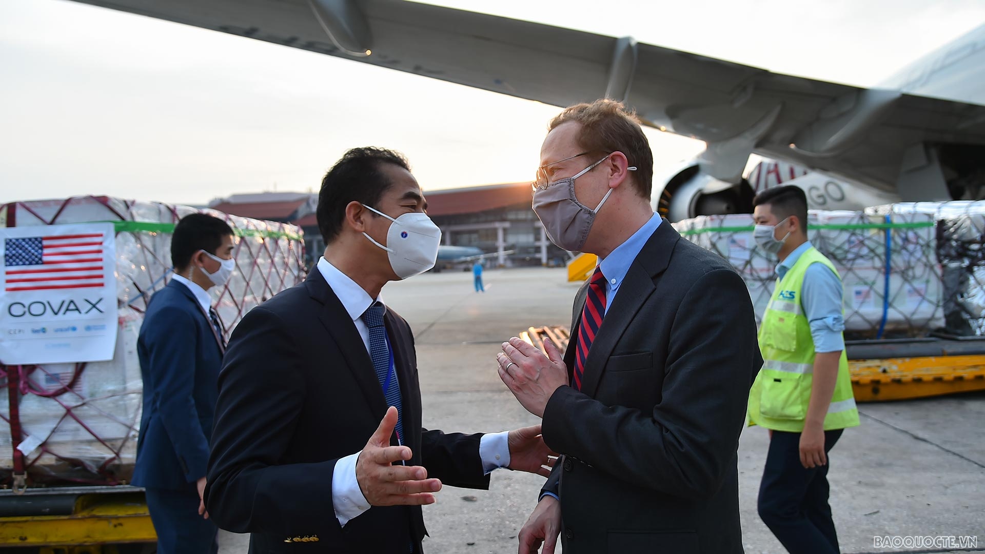 Hơn 1,5 triệu liều vaccine do Hoa Kỳ tài trợ đã về Sân bay Quốc tế Nội Bài Toàn cảnh hơn 1,5 triệu liều vaccine ngừa Covid-19 do Hoa Kỳ tài trợ về Sân bay Quốc tế Nội Bài
