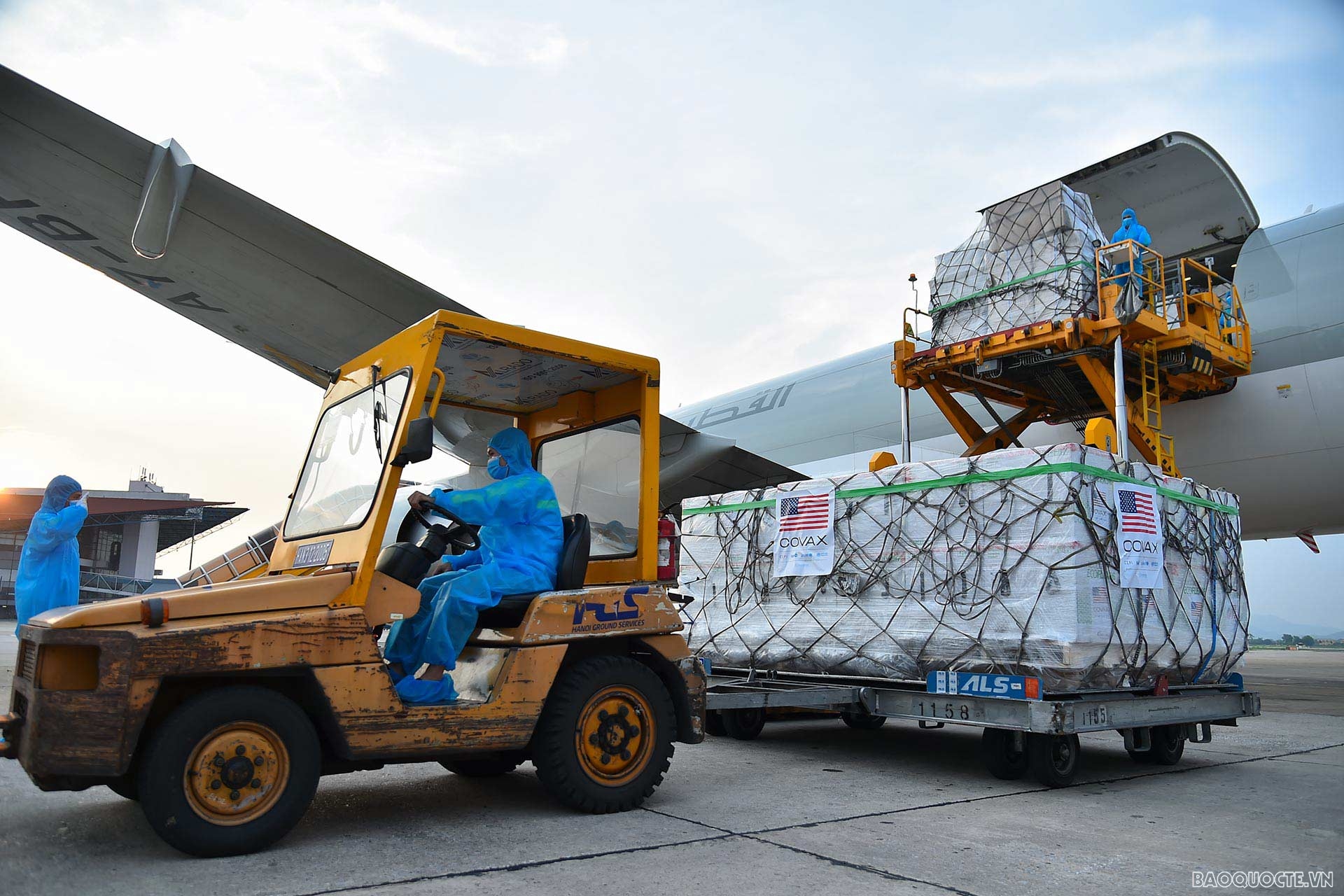 Hơn 1,5 triệu liều vaccine do Hoa Kỳ tài trợ đã về Sân bay Quốc tế Nội Bài Toàn cảnh hơn 1,5 triệu liều vaccine ngừa Covid-19 do Hoa Kỳ tài trợ về Sân bay Quốc tế Nội Bài