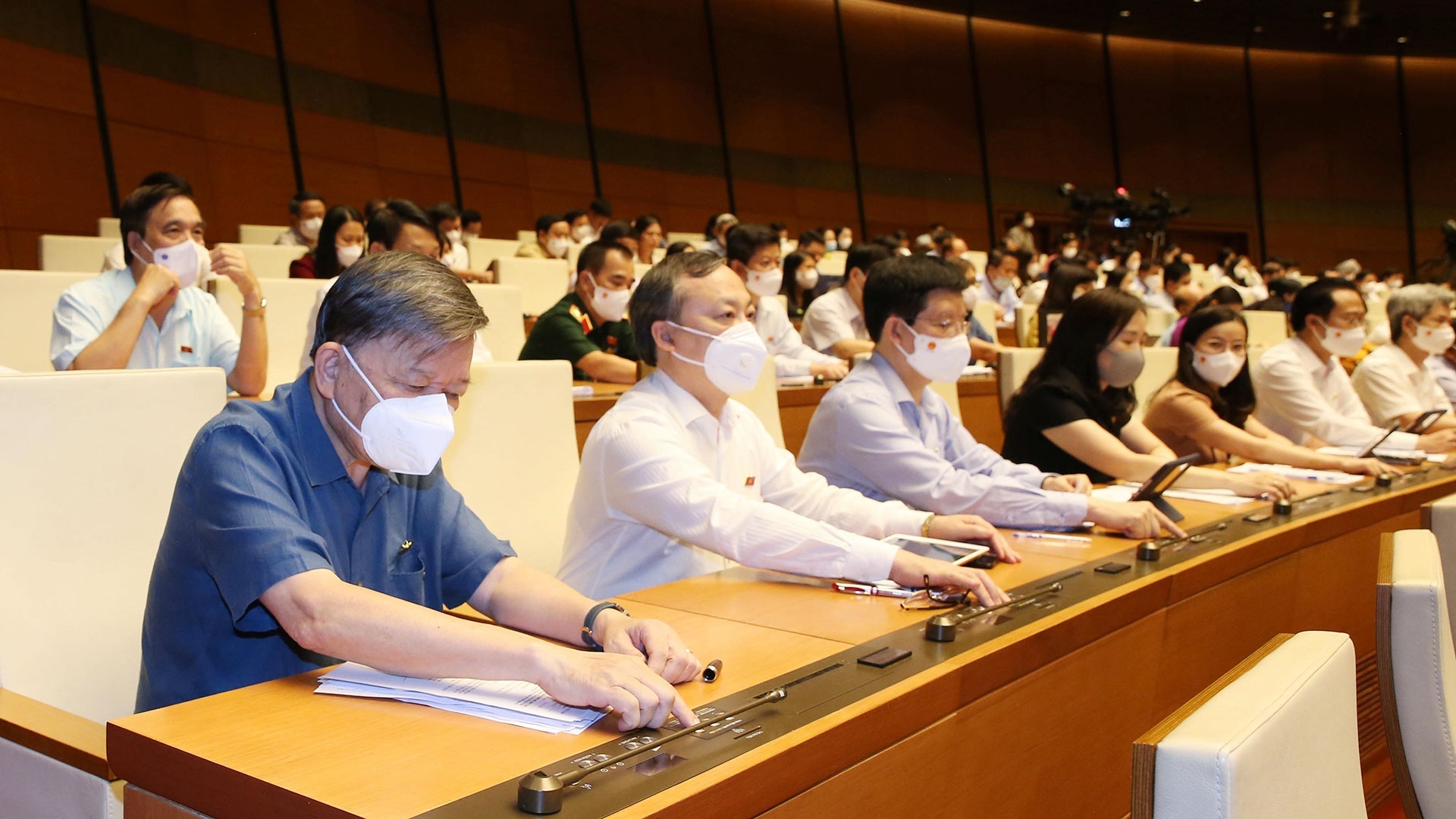 Baoquocte.vn. Ngày 28/7, ngày làm việc cuối cùng của Kỳ họp thứ nhất, Quốc hội khóa XV phê chuẩn việc bổ nhiệm Phó Thủ tướng, Bộ trưởng và thành viên khác của Chính phủ Quốc hội phê chuẩn Nghị quyết bổ nhiệm Phó Thủ tướng, Bộ trưởng và thành viên khác của Chính phủ