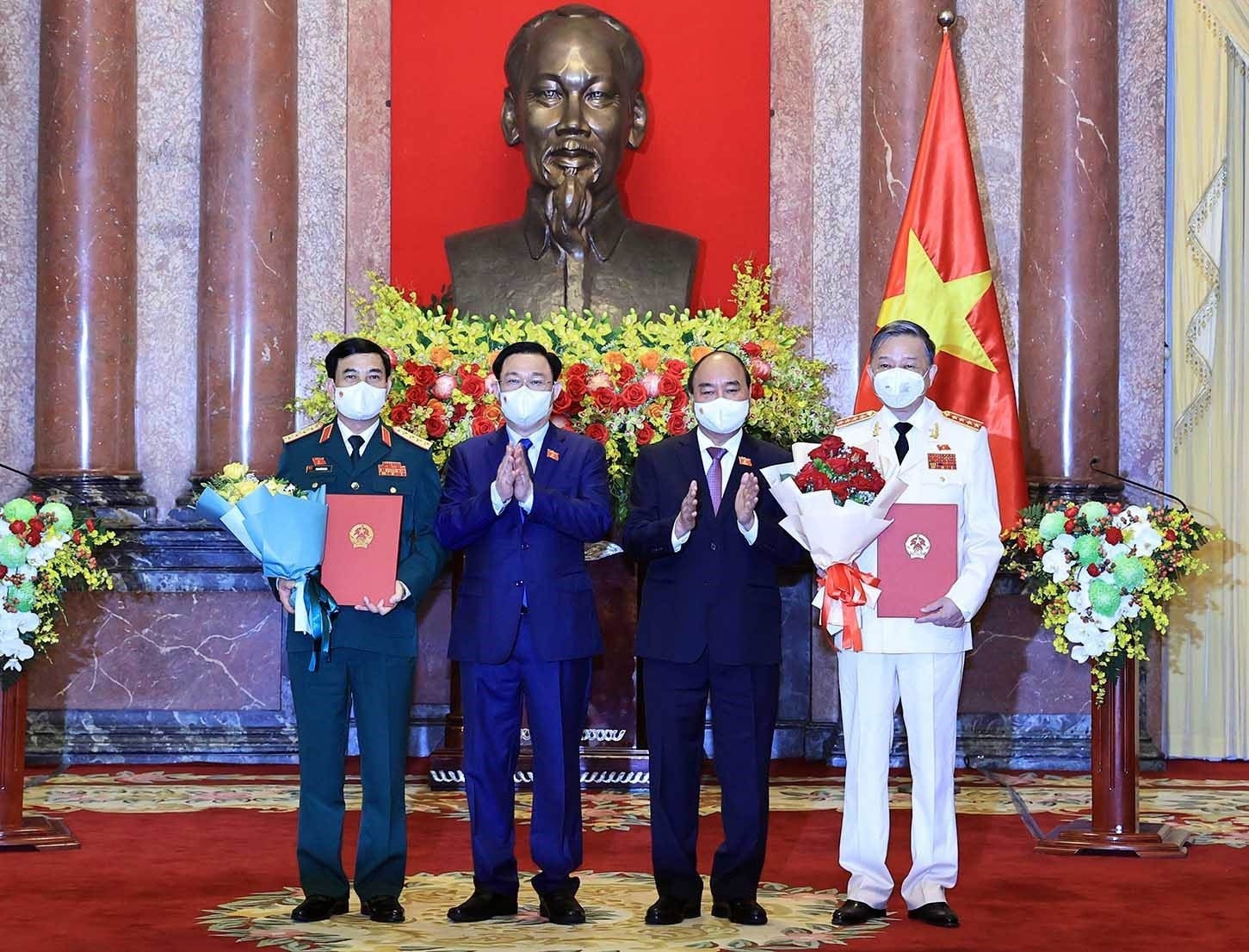 Chủ tịch nước Nguyễn Xuân Phúc trao Quyết định, Chủ tịch Quốc hội Vương Đình Huệ tặng hoa cho Bộ trưởng Bộ Công An, Đại tướng Tô Lâm và Bộ trưởng Bộ Quốc phòng, Đại tướng Phan Văn Giang. Chủ tịch nước Nguyễn Xuân Phúc trao Quyết định, Chủ tịch Quốc hội Vương Đình Huệ tặng hoa cho Bộ trưởng Bộ Công An, Đại tướng Tô Lâm và Bộ trưởng Bộ Quốc phòng, Đại tướng Phan Văn Giang.