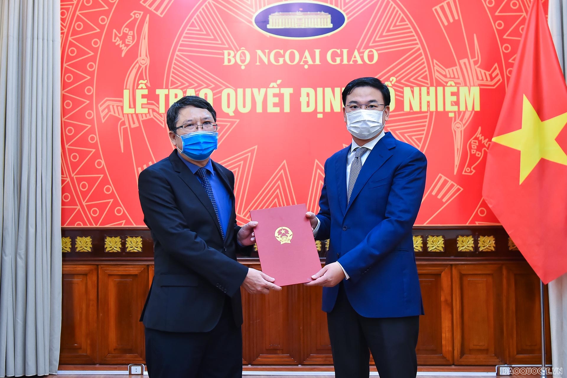 Cũng trong chiều cùng ngày, Thứ trưởng Ngoại giao Phạm Quang Hiệu đã trao quyết định bổ nhiệm ông Nguyễn Văn Hải, Quyền Chánh Văn phòng, Ủy ban Nhà nước về người Việt Nam ở nước ngoài, giữ chức Chánh Văn phòng, Ủy ban Nhà nước về người Việt Nam ở nước ngoài. Cũng trong chiều cùng ngày, Thứ trưởng Ngoại giao Phạm Quang Hiệu đã trao quyết định bổ nhiệm ông Nguyễn Văn Hải, Quyền Chánh Văn phòng, Ủy ban Nhà nước về người Việt Nam ở nước ngoài, giữ chức Chánh Văn phòng, Ủy ban Nhà nước về người Việt Nam ở nước ngoài.