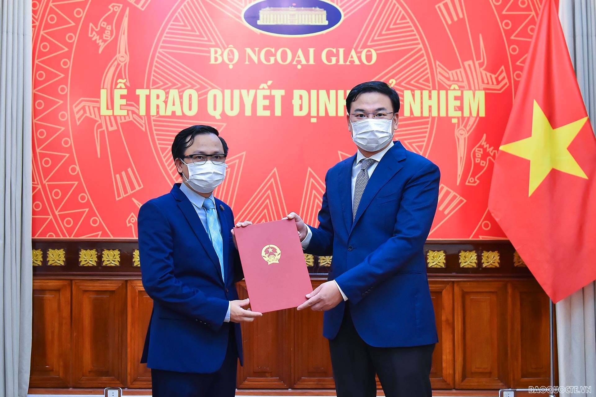 Thứ trưởng Ngoại giao Phạm Quang Hiệu trao quyết định bổ nhiệm ông Lê Văn Hường, Tập sự Phó Cục trưởng, Cục Cơ yếu, giữ chức Phó Cục trưởng Cục Cơ yếu. Thứ trưởng Ngoại giao Phạm Quang Hiệu trao quyết định bổ nhiệm ông Lê Văn Hường, Tập sự Phó Cục trưởng, Cục Cơ yếu, giữ chức Phó Cục trưởng Cục Cơ yếu.