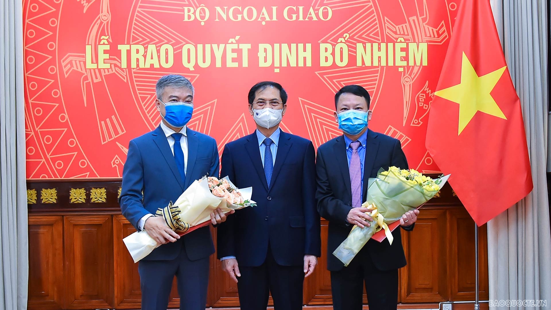 Bộ trưởng Bùi Thanh Sơn bày tỏ tin tưởng, các cán bộ được bổ nhiệm lần này sẽ phát huy năng lực, lãnh đạo đơn vị đoàn kết, nỗ lực vượt qua khó khăn trong bối cảnh đại dịch Covid-19 hiện nay, hoàn thành tốt nhiệm vụ được giao, đóng góp vào thành công chung của ngành Ngoại giao. Bộ trưởng Bùi Thanh Sơn bày tỏ tin tưởng, các cán bộ được bổ nhiệm lần này sẽ phát huy năng lực, lãnh đạo đơn vị đoàn kết, nỗ lực vượt qua khó khăn trong bối cảnh đại dịch Covid-19 hiện nay, hoàn thành tốt nhiệm vụ được giao, đóng góp vào thành công chung của ngành Ngoại giao.