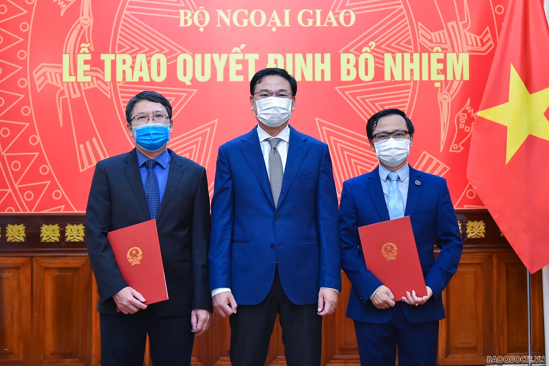 Thay mặt cho các cán bộ được bổ nhiệm, ông Nguyễn Thanh Sơn cảm ơn lời căn dặn của Bộ trưởng Bùi Thanh Sơn; khẳng định sẽ luôn nỗ lực hết sức mình, phát huy năng lực để hoàn thành tốt công tác, nhiệm vụ được Bộ trưởng và tập thể Lãnh đạo Bộ giao phó, đóng góp vào thành công chung của công tác đối ngoại. Thay mặt cho các cán bộ được bổ nhiệm, ông Nguyễn Thanh Sơn cảm ơn lời căn dặn của Bộ trưởng Bùi Thanh Sơn; khẳng định sẽ luôn nỗ lực hết sức mình, phát huy năng lực để hoàn thành tốt công tác, nhiệm vụ được Bộ trưởng và tập thể Lãnh đạo Bộ giao phó, đóng góp vào thành công chung của công tác đối ngoại.