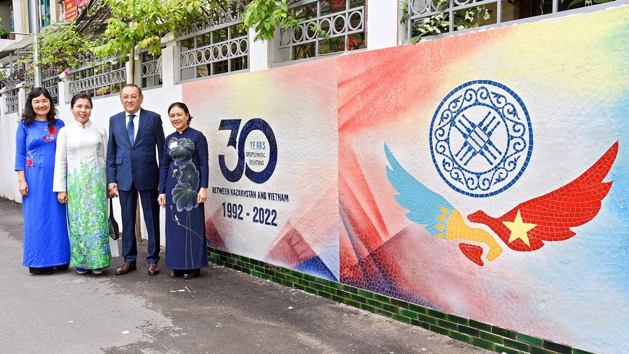 Khánh thành Tranh tường gốm do Đại sứ quán Kazakhstan tặng Học viện Ngoại giao