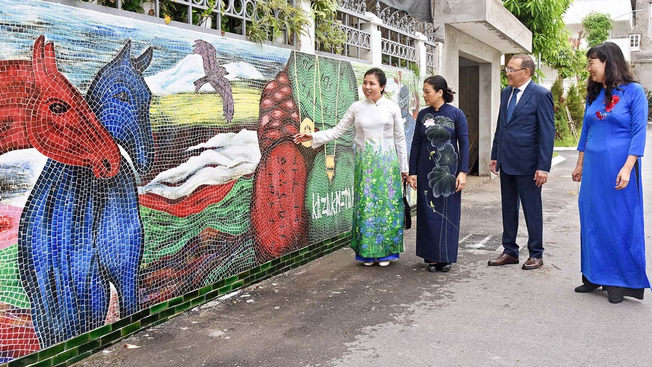 Khánh thành Tranh tường gốm do Đại sứ quán Kazakhstan tặng Học viện Ngoại giao