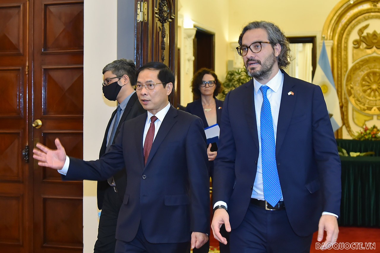 Bộ trưởng Ngoại giao Bùi Thanh Sơn đón và hội đàm với Bộ trưởng Ngoại giao Argentina Santiago Andres Cafiero