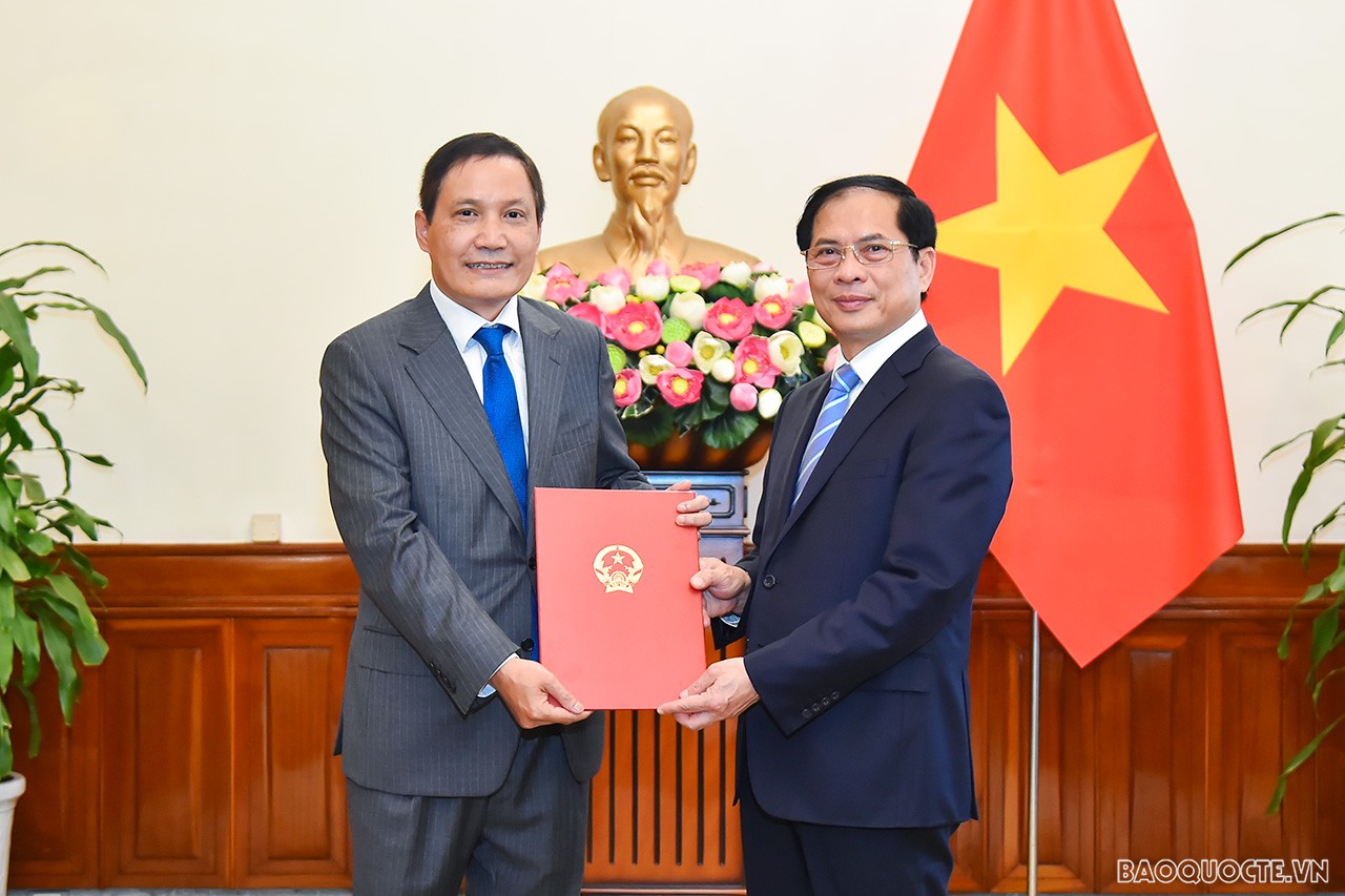 Bộ trưởng Ngoại giao Bùi Thanh Sơn trao quyết định bổ nhiệm lãnh đạo cấp Vụ Bộ trưởng Ngoại giao Bùi Thanh Sơn trao quyết định bổ nhiệm lãnh đạo cấp Vụ