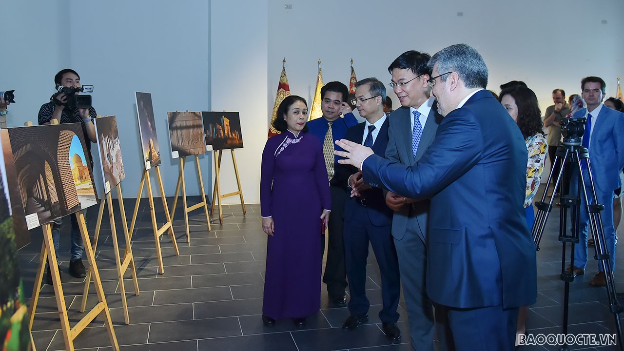 Khai mạc triển lãm ‘Di sản nghệ thuật Iran, cái nôi của nền văn minh’