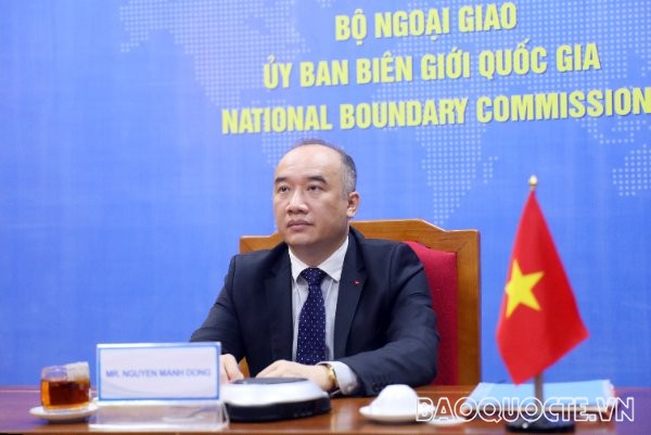 Phó Chủ nhiệm Ủy ban Biên giới Quốc gia (Bộ Ngoại giao) Nguyễn Mạnh Đông tham dự trực tuyến Hội thảo kỷ niệm 20 năm Tuyên bố về ứng xử của các bên ở Biển Đông (DOC). (Ảnh: Gia Phú)