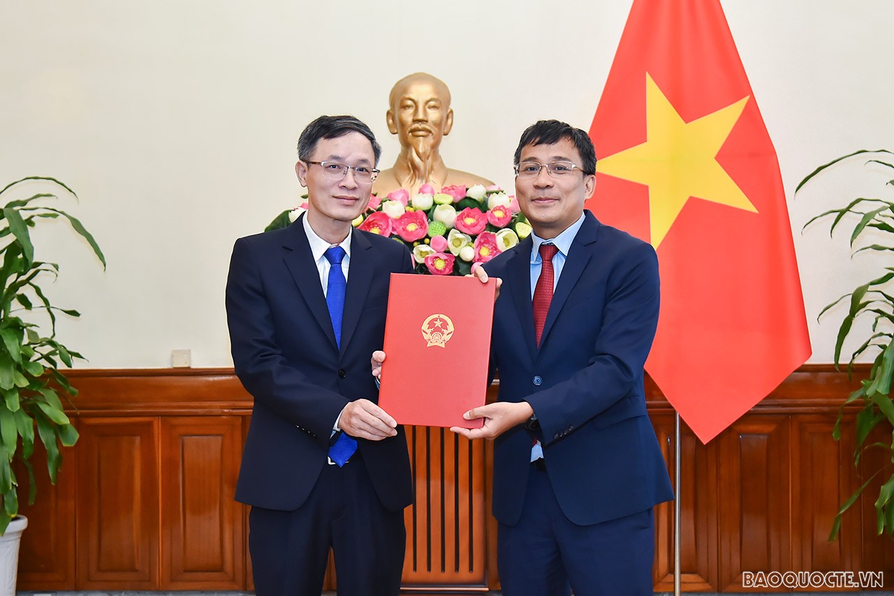 Tại buổi lễ, Thứ trưởng Thường trực Bộ Ngoại giao Nguyễn Minh Vũ trao quyết định bổ nhiệm ông Phan Minh Chiến, Tập sự Phó Vụ trưởng Vụ Đông Nam Á-Nam Á-Nam Thái Bình Dương giữ chức Phó Vụ trưởng Vụ Đông Nam Á-Nam Á-Nam Thái Bình Dương.