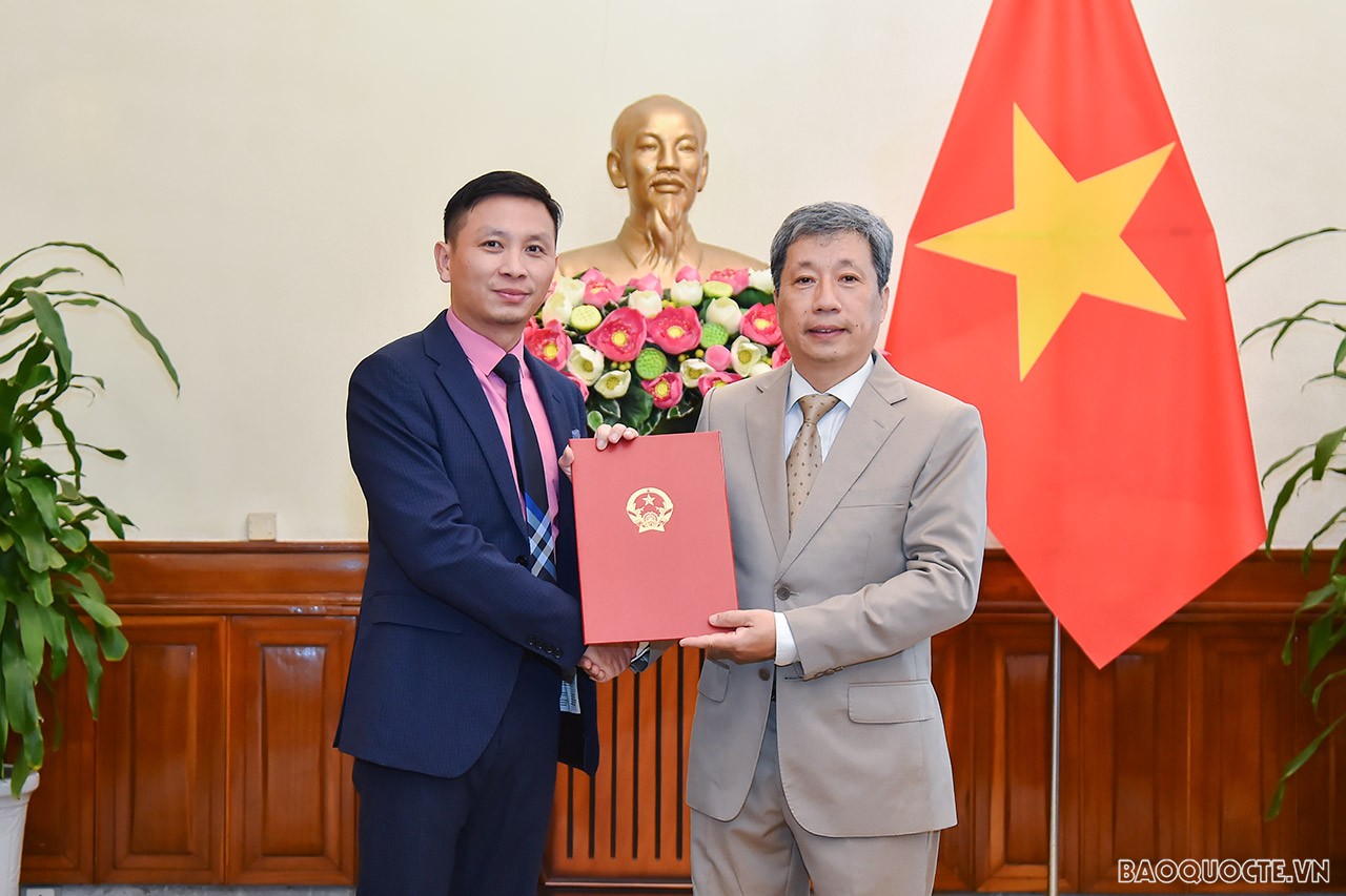 Cùng ngày, Vụ trưởng Vụ Tổ chức Cán bộ Trần Ngọc An đã trao quyết định công nhận ông Hồ Anh Vũ, Trưởng phòng Bảo hộ công dân, Cục Lãnh sự là Tập sự Phó Cục trưởng, Trưởng phòng Bảo hộ công dân, Cục Lãnh sự.