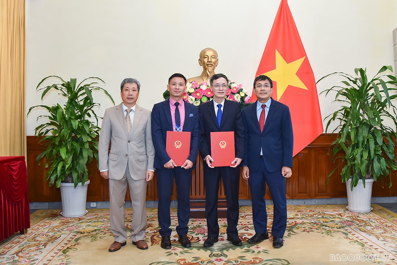 Thay mặt cho các cán bộ vinh dự được nhận quyết định, ông Phan Minh Chiến bày tỏ vinh dự khi được tập thể Lãnh đạo Bộ tin tưởng phân công nhiệm vụ mới; khẳng định sẽ cố gắng hết sức mình để hoàn thành tốt công việc được giao, xứng đáng với sự tin tưởng của Lãnh đạo Bộ.