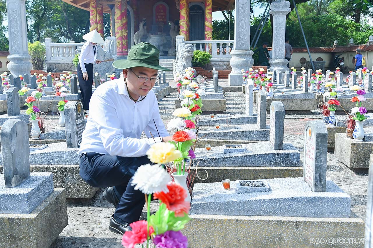 Đoàn Bộ Ngoại giao dâng hương, tri ân các anh hùng, liệt sĩ tại Nghĩa trang Trường Sơn và Thành cổ Quảng Trị