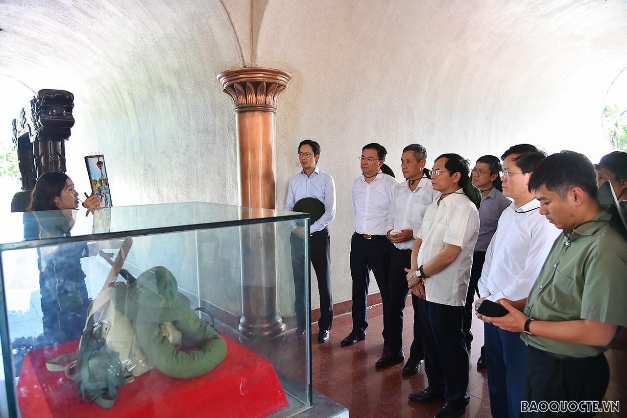 Đoàn Bộ Ngoại giao dâng hương, tri ân các anh hùng, liệt sĩ tại Nghĩa trang Trường Sơn và Thành cổ Quảng Trị