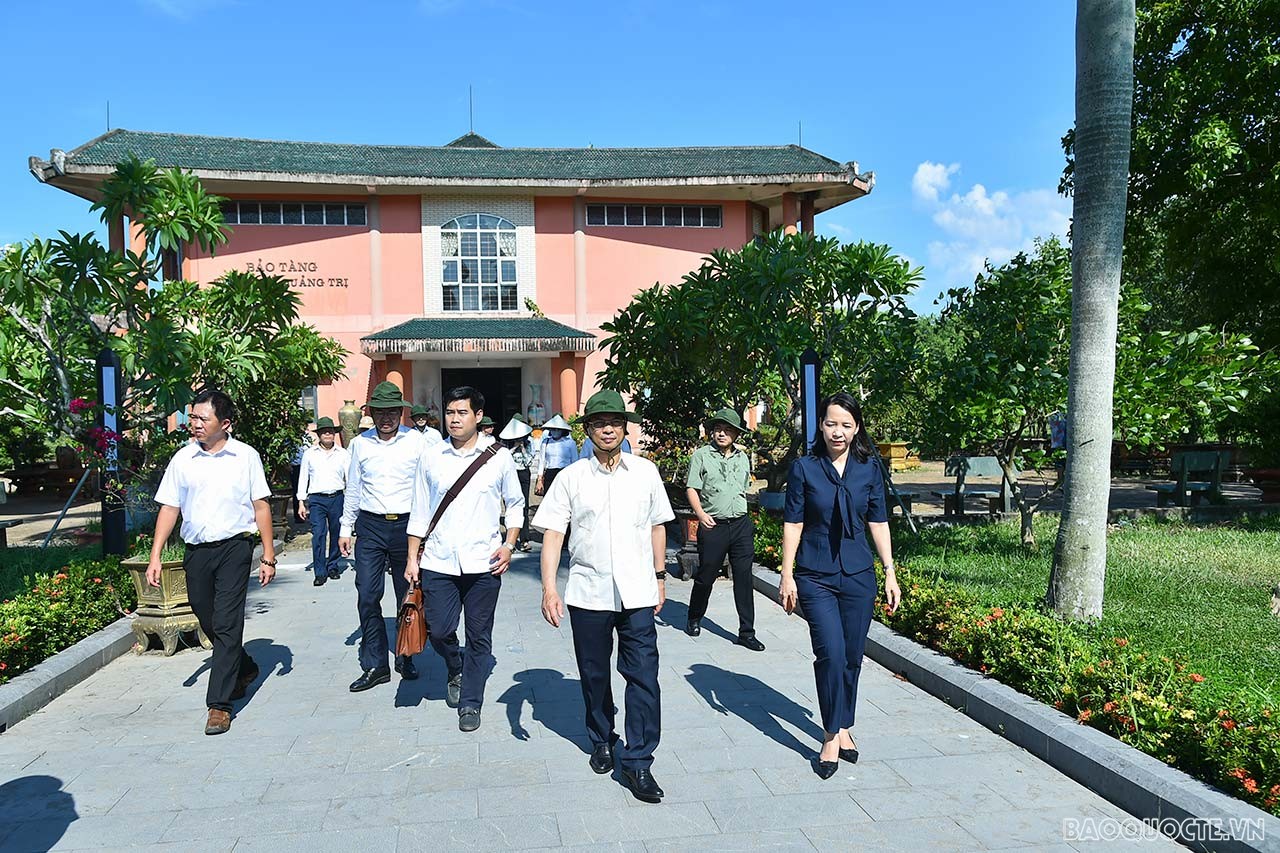 Đoàn Bộ Ngoại giao dâng hương, tri ân các anh hùng, liệt sĩ tại Nghĩa trang Trường Sơn và Thành cổ Quảng Trị