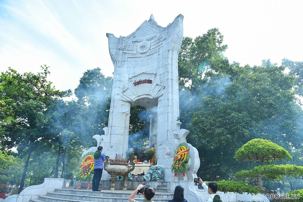 Đoàn Bộ Ngoại giao dâng hương, tri ân các anh hùng, liệt sĩ tại Nghĩa trang Trường Sơn và Thành cổ Quảng Trị
