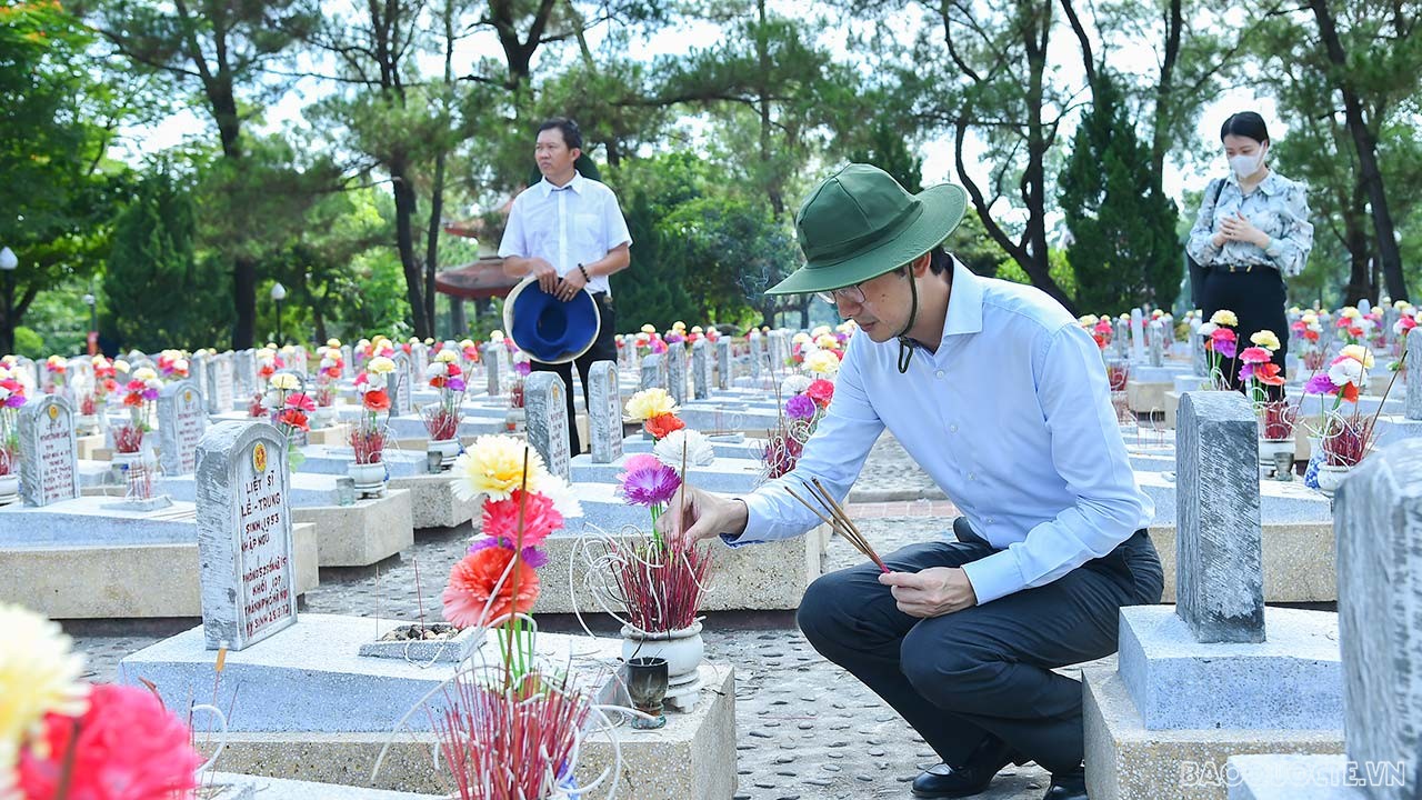 Đoàn Bộ Ngoại giao dâng hương, tri ân các anh hùng, liệt sĩ tại Nghĩa trang Trường Sơn và Thành cổ Quảng Trị