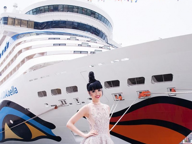 Siêu mẫu Việt biến New York thành phông nền