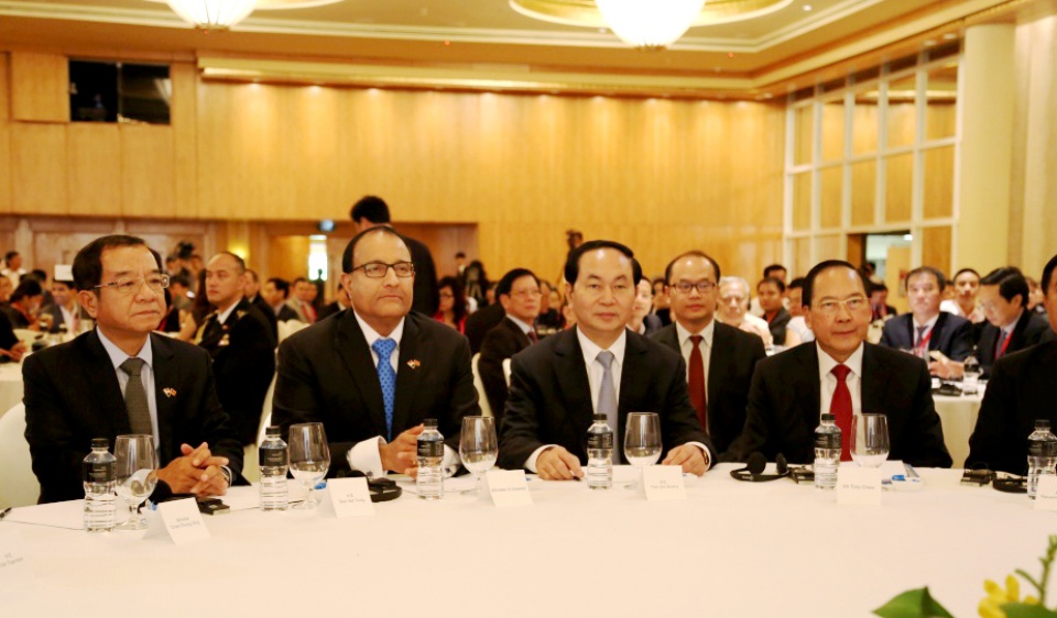 phia truoc chung ta la mot tuong lai day hua hen