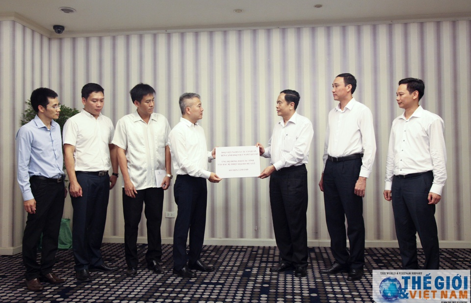 Đại sứ quán Việt Nam tại Lào ủng hộ đồng bào bị mưa lũ