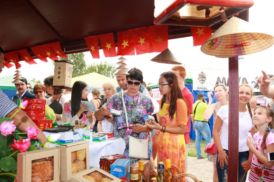 Việt Nam tham dự Hội chợ Sorochinsky tại Ucraina tin nhap 20170823235343