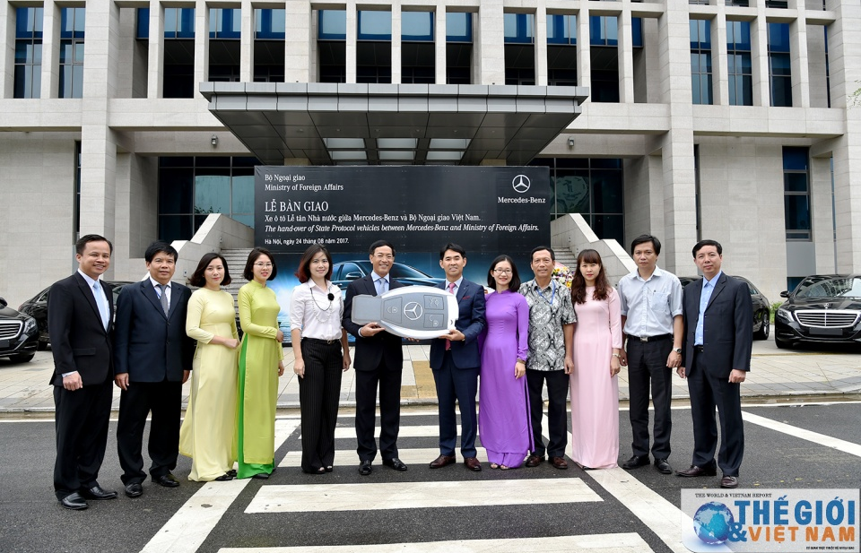 Bàn giao 25 xe ô tô Mercedes S400L Star phục vụ lễ tân Nhà nước
