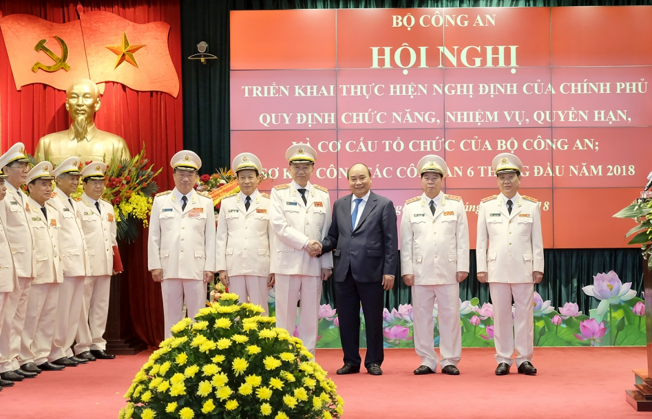 Xây dựng đội ngũ công an nhân dân vừa hồng, vừa chuyên, vì nhân dân phục vụ