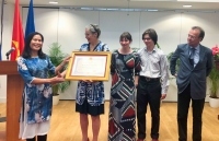 dai su quan viet nam tai ha lan truy tang huan chuong huu nghi cho nha lam phim joris ivens