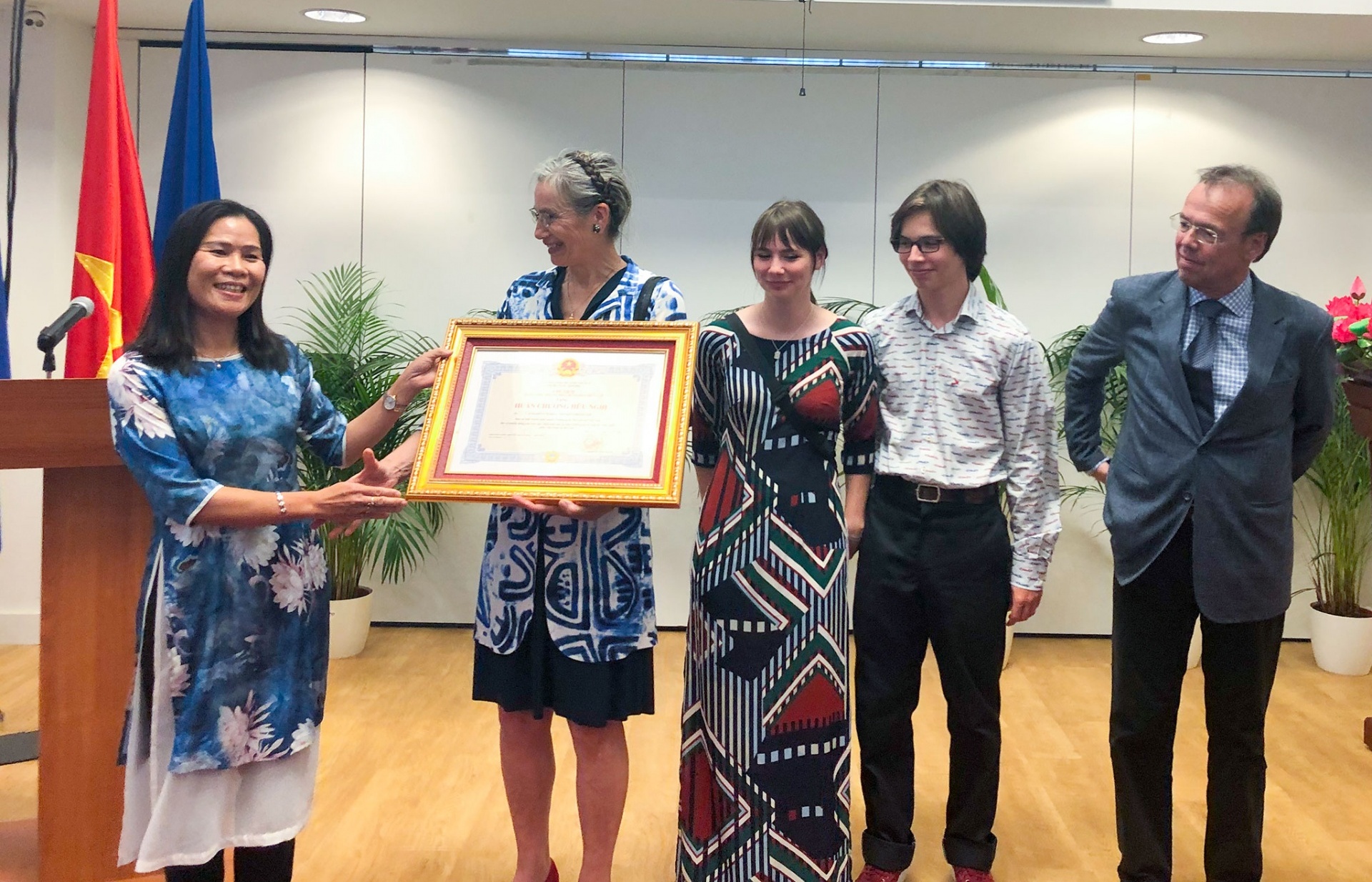 Trao Huân chương Hữu nghị cho cựu Đại sứ Hà Lan tại Việt Nam