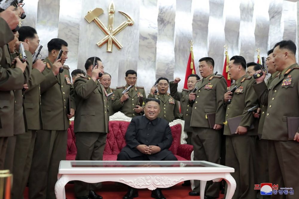 anh an tuong tuan 277 28 chu tich trieu tien tang sung cho si quan deo khau trang di hop dem va chay dua tim vaccine covid 19 16