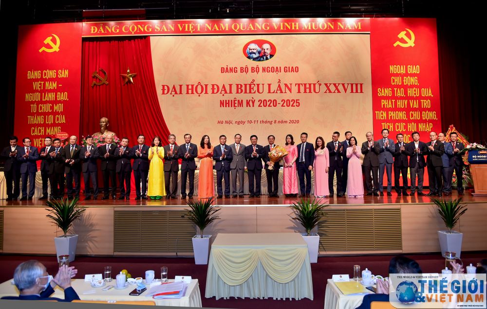 Đồng chí Phạm Bình Minh, Ủy viên Bộ Chính trị, Phó Thủ trướng Chính phủ, Bí thư Ban cán sự Đảng, Bộ trưởng Bộ Ngoại giao tặng hoa chúc mừng Ban Chấp hành Đảng bộ Bộ Ngoại giao nhiệm kỳ 2020-2025. (Ảnh: Tuấn Anh) dai-hoi-dai-bieu-dang-bo-bo-ngoai-giao-lan-thu-xxviii-thanh-cong-tot-dep-10